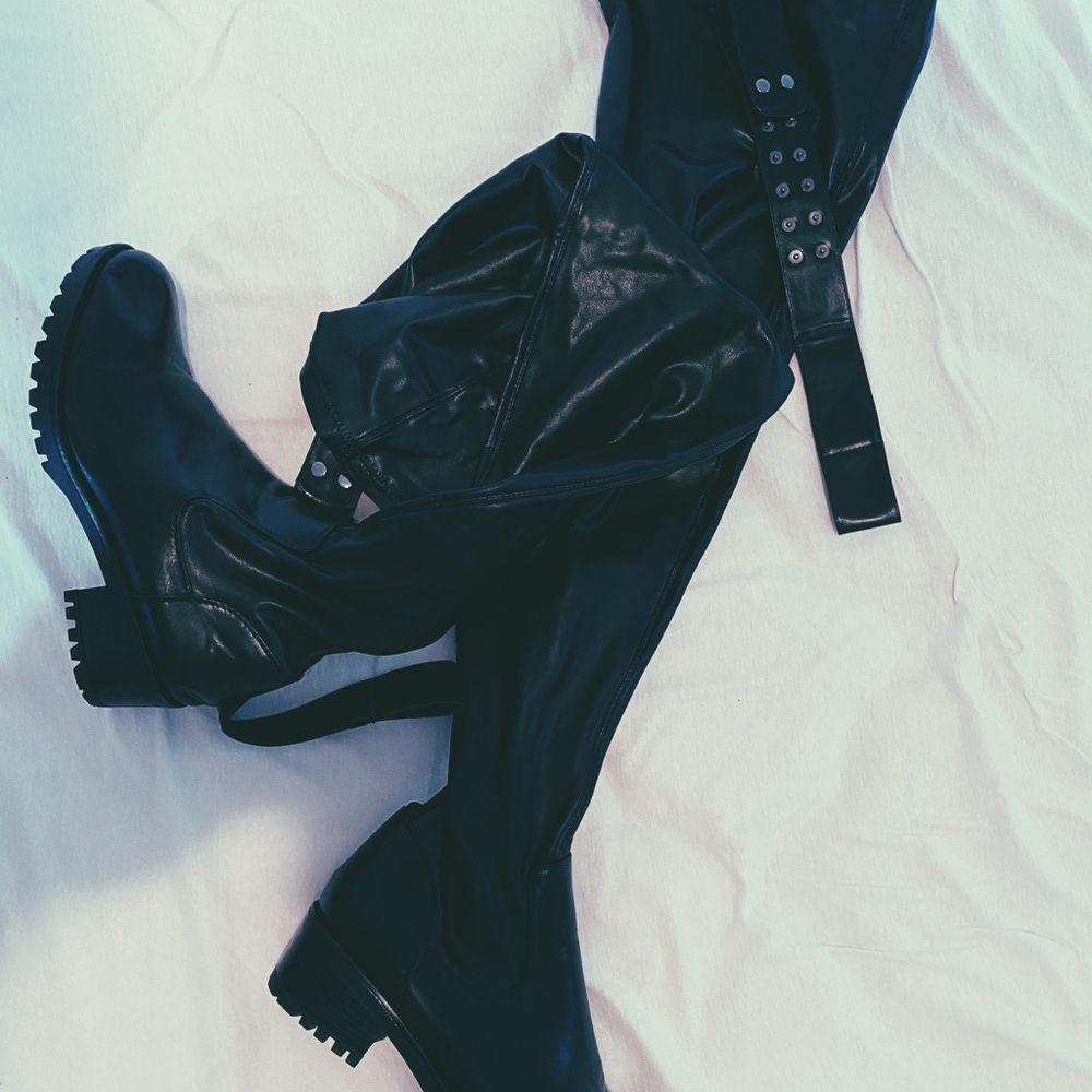 Thigh high stretchy flat boots